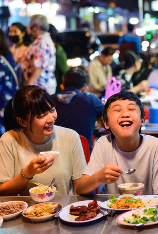 People eating at Tony Roma's